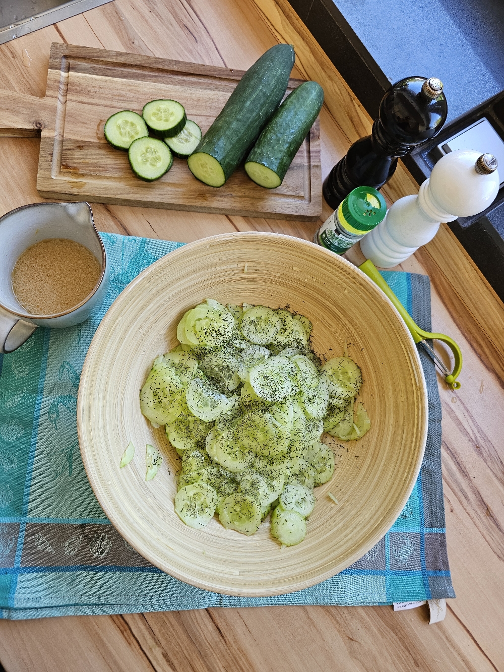 Gurkensalat mit Essig und Öl wie bei Oma - einfaches Rezept mit Dill