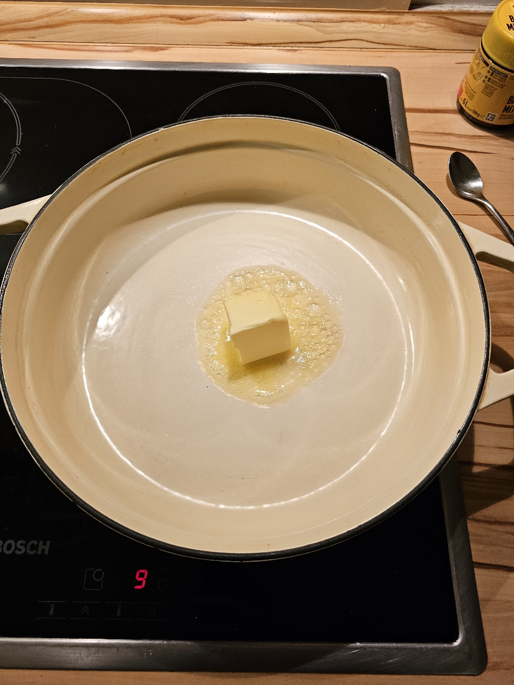 Butter in der Pfanne erhitzen für Älplermagronen