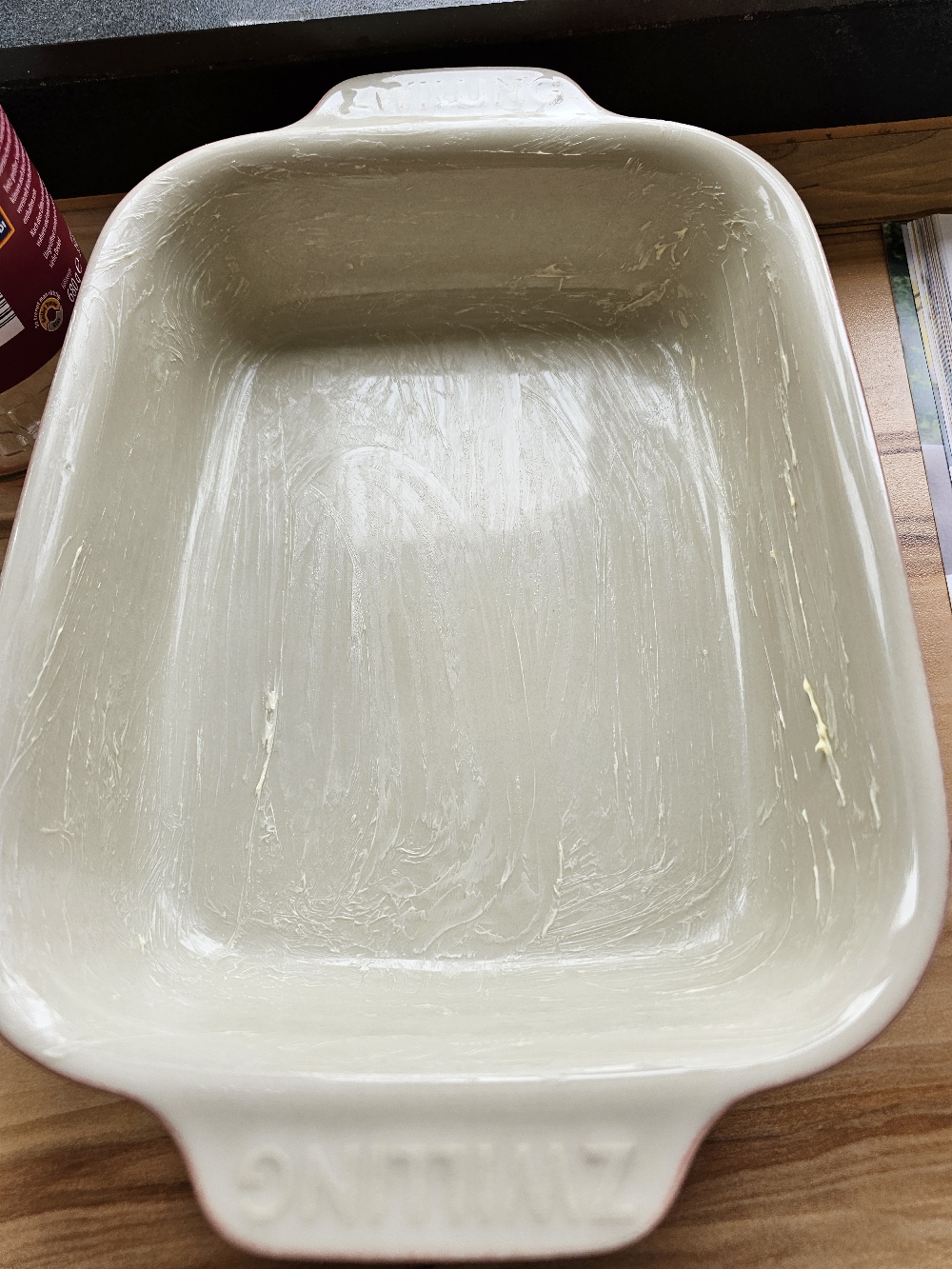 Auflaufform für Quark-Kirsch-Auflauf vorbereiten