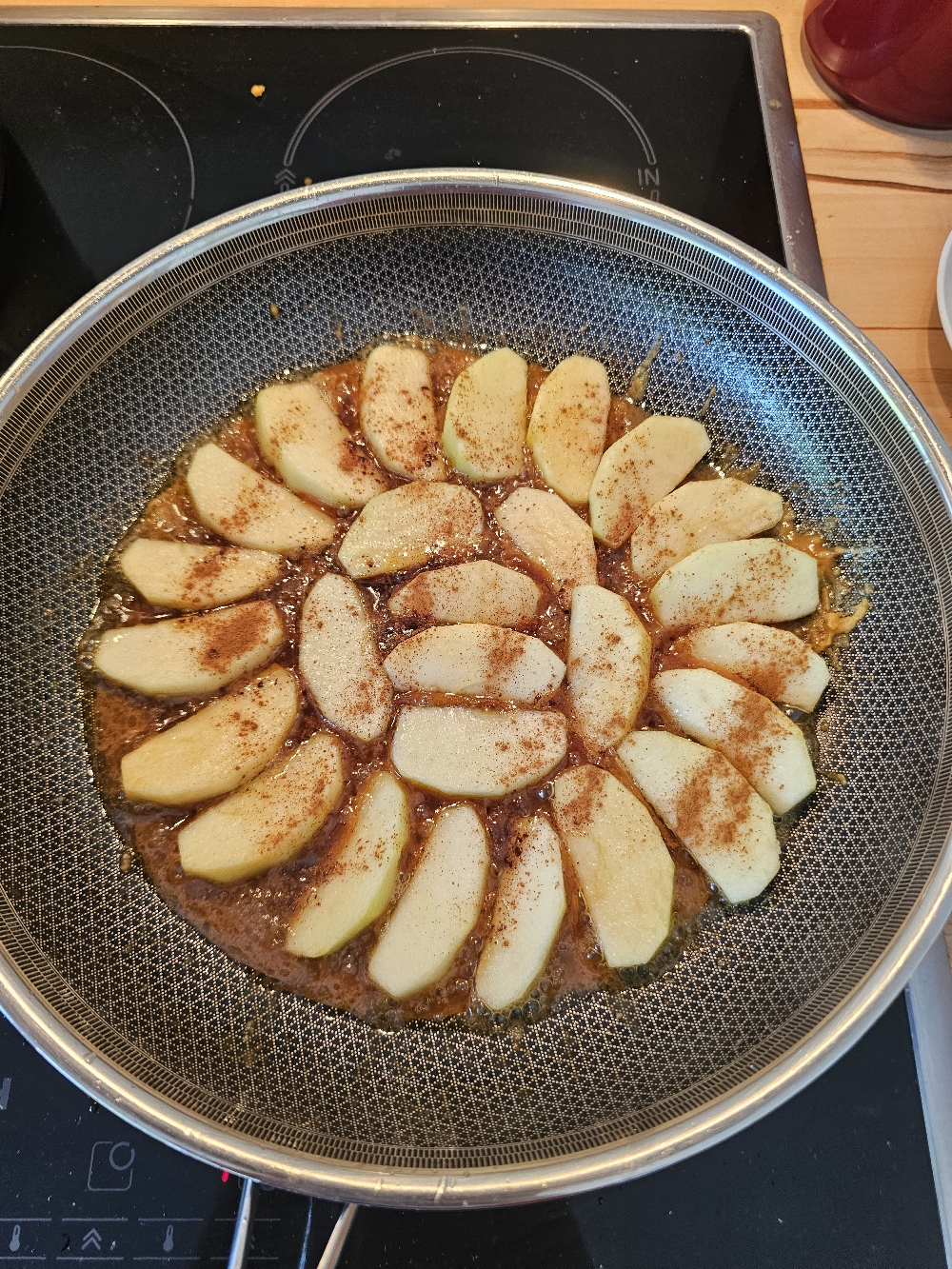 Äpfel für eine schnelle Tarte tatin braten in der Onyx Hybrid Pfanne ohne Anhaften
