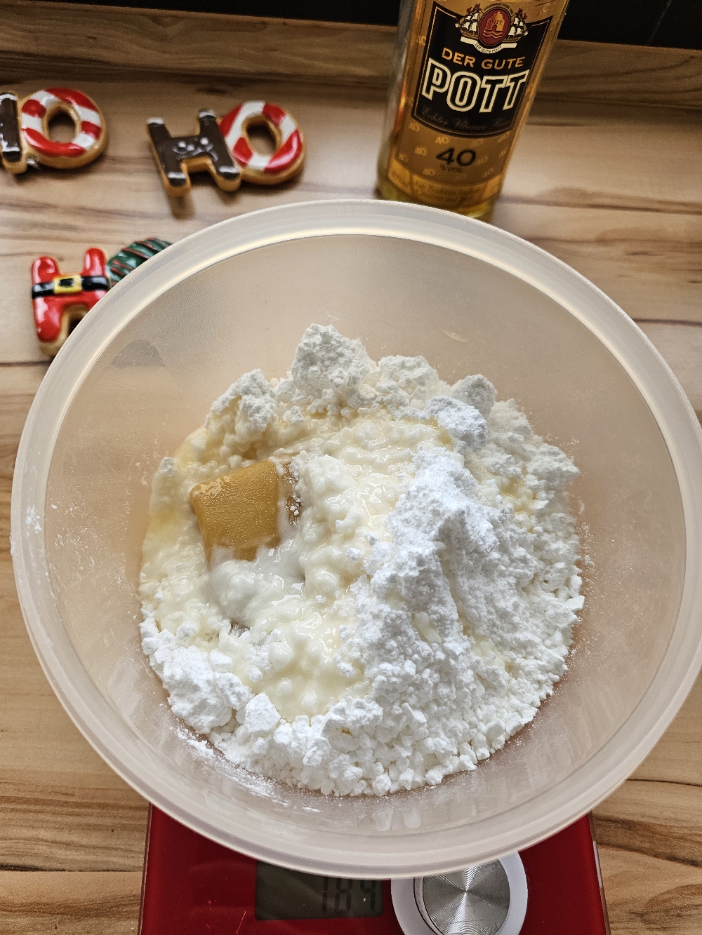 Zubereitung des Marzipan-Rumkugeln Teigs