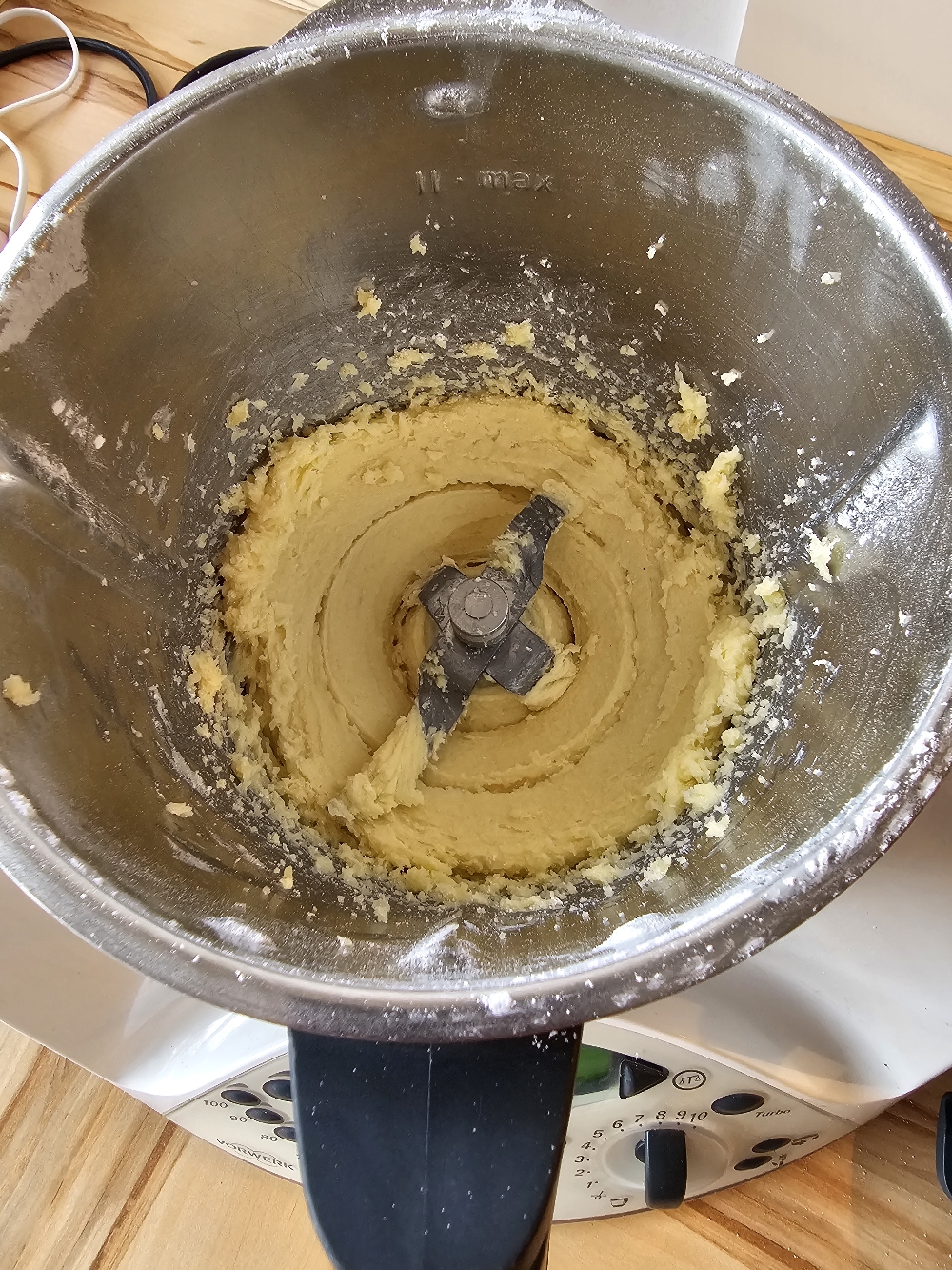 Vermengen der Zuutaten des Baumkuchenteiges