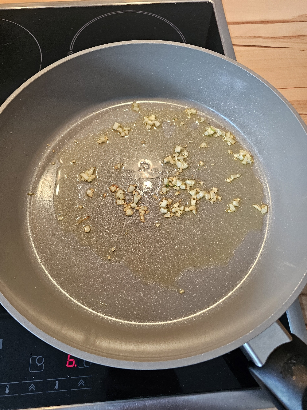 Knoblauch in der Pfanne anbraten für Spaghetti mit grünem Spargel