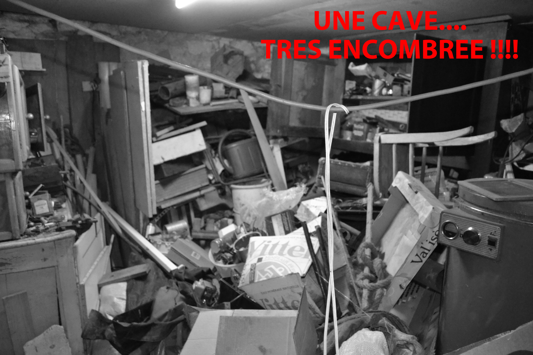 Cette accumulation de choses diverses a fixé l'humidité et dégrade cette cave.......