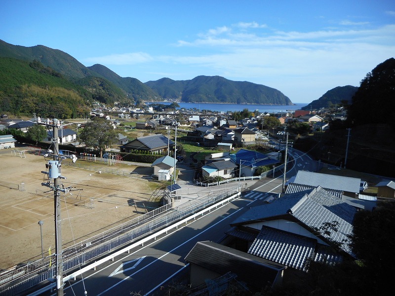 道路を挟んですぐに保育所、小学校、中学校があります