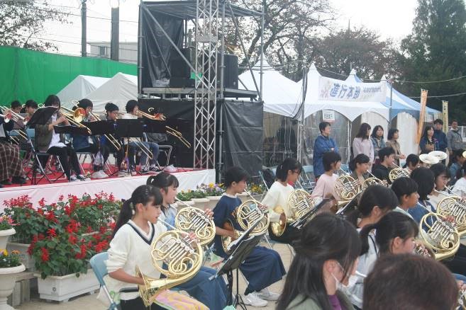 市内中学校吹奏楽部が歓迎演奏