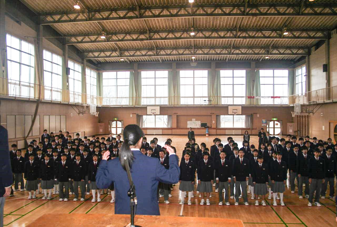 全校生徒の校歌斉唱から始まりました。