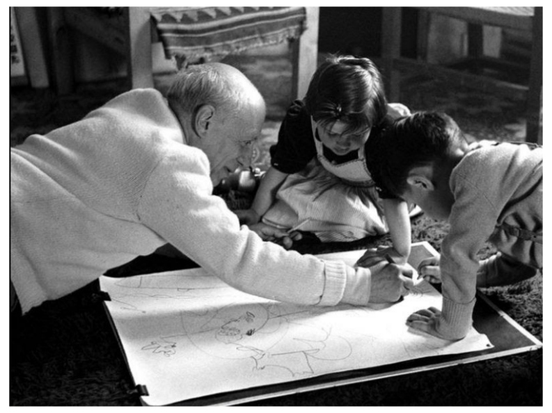 Pablo Picasso dibujando con sus hijos Claude y Paloma