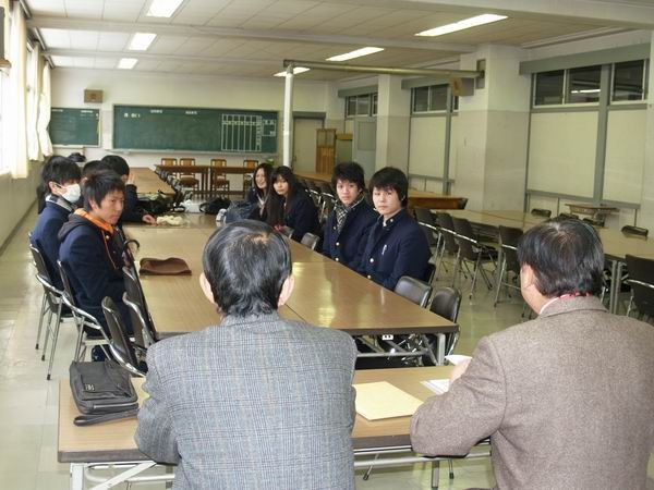 新同窓委員を前に説明する小原副会長(右)と織茂幹事長(左)