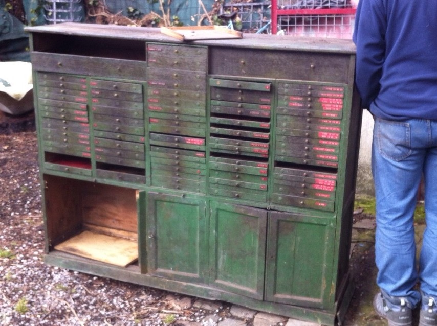 Bei uns gibt es alte Industrieschränke und Industrieregale im Vintage