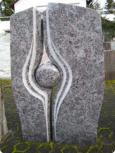 Die Möglichkeit der Formgebung bei Grabmalen sind vielfältig. So erhält der Verstorbene auch nach seinem Tod ein in Stein gehauenes Symbol seines einzigartigen Daseins.