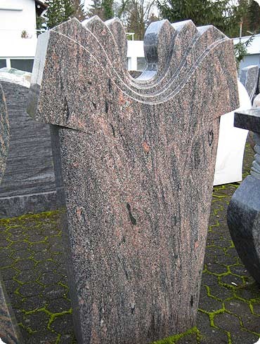 Die Möglichkeit der Formgebung bei Grabmalen sind vielfältig. So erhält der Verstorbene auch nach seinem Tod ein in Stein gehauenes Symbol seines einzigartigen Daseins.
