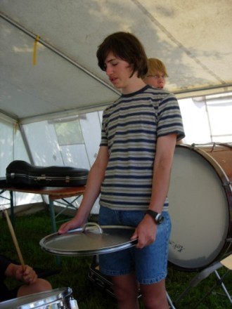 Julian mit improvisiertem Schlagzeug.