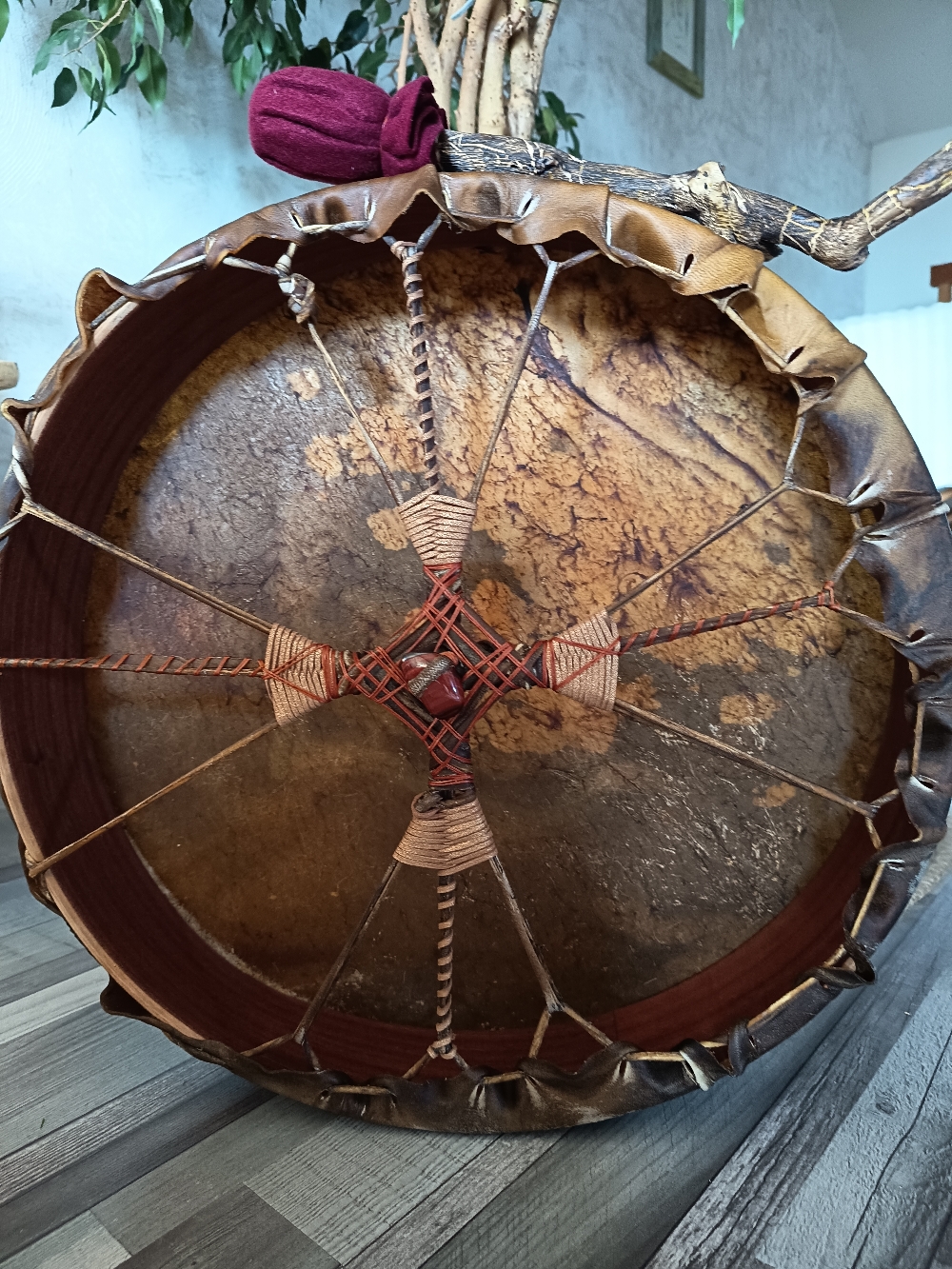 Tambour peau de cheval, cadre en acajou 45 cm, oeil de taureau. 350 € mailloche incluse. 