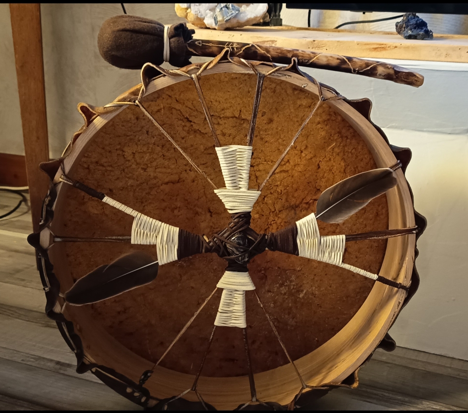 Tambour peau de cheval, frêne d'Amérique 40 cm, minéral bois fossilisé. Flèche à adopter 300 € mailloche incluse
