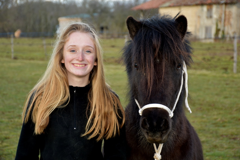 Ceylan, adoptée par Marine, une des bénévoles du refuge qui s'est attaché au caractère de petit démon de cette ponette !