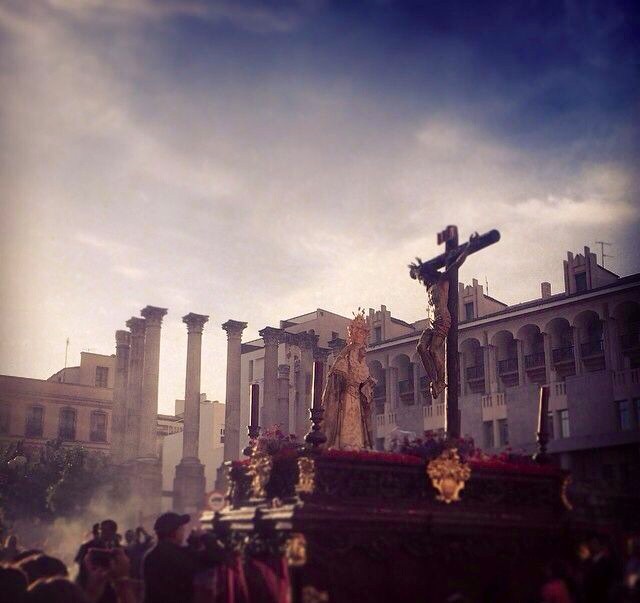 Maravillosa fotografía con el Templo Romano de Córdoba al fondo. Semana Santa 2014