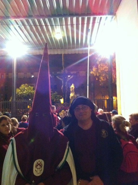 Hermano nazareno y hermano costalero en el encierro de 2012