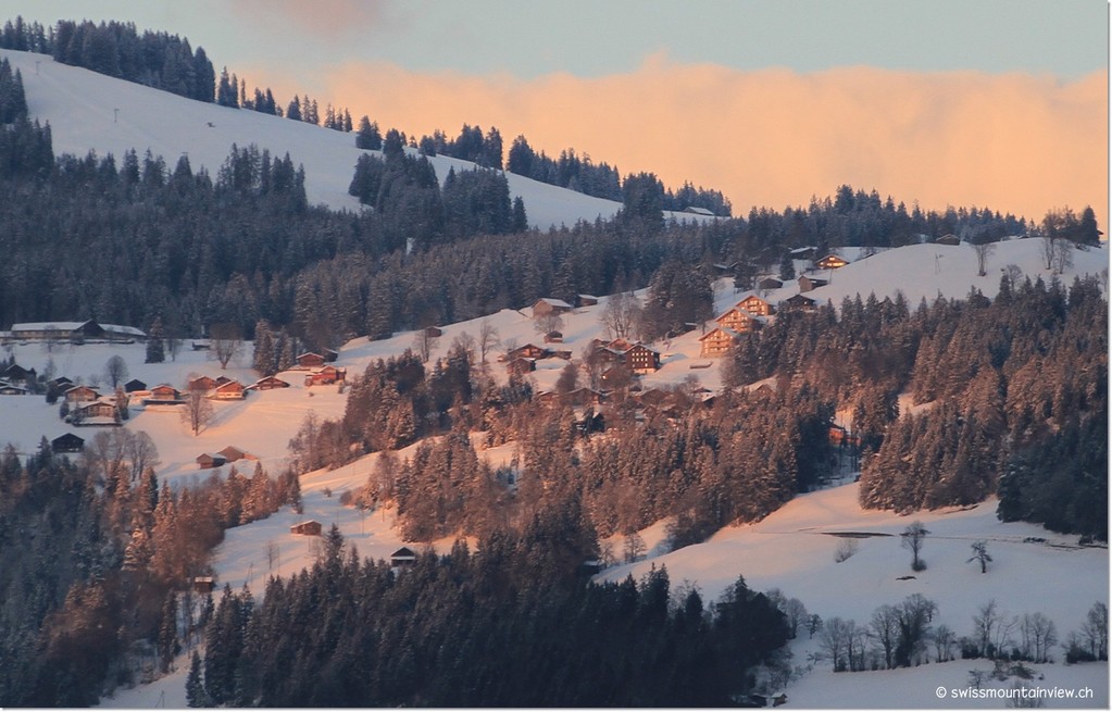 Es ist wunderschön, in dieser Abendstimmung dem Thunersee entlang nach Interlaken zu fahren... und über den See hinauf nach swissmountainview.ch zu schauen.