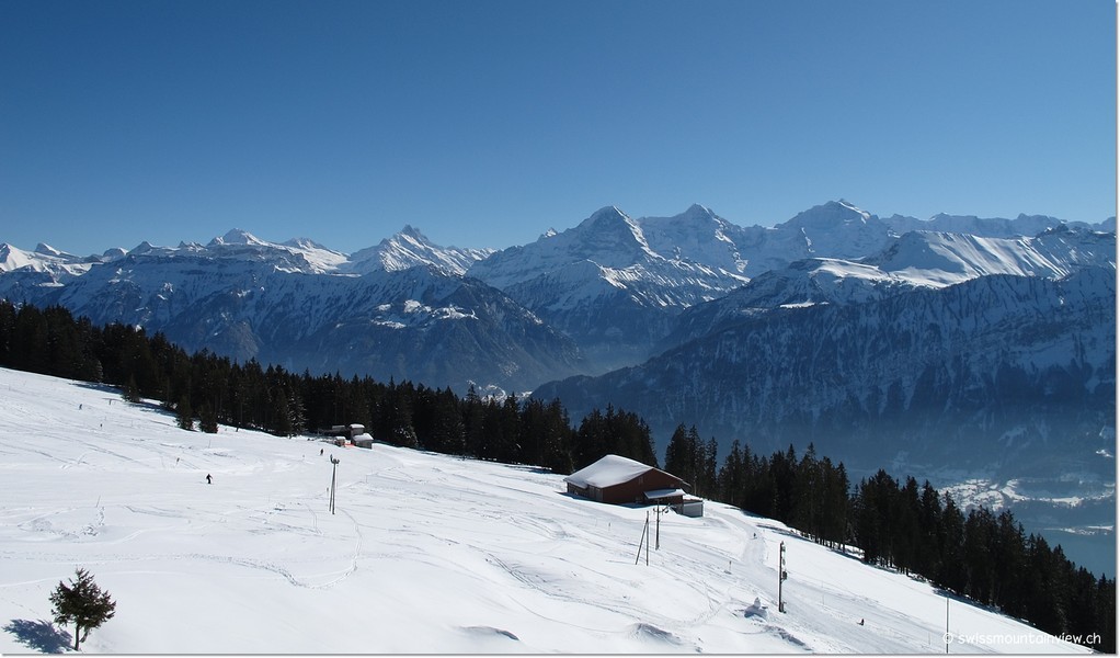 und Skipisten und den stahlblauen Thunersee.