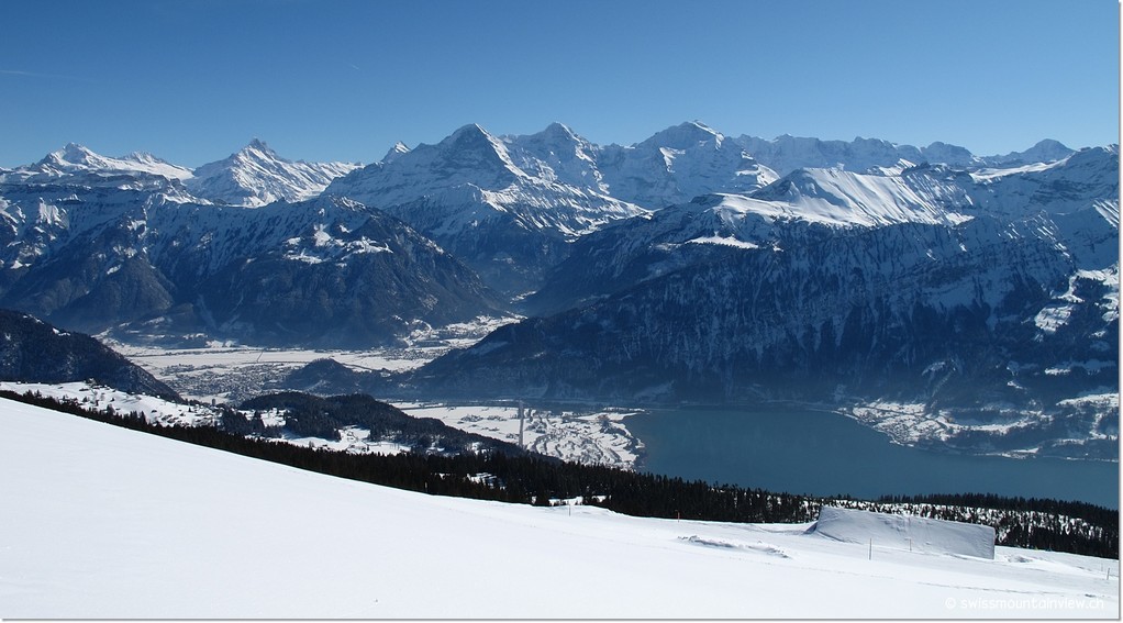 Wir schlitteln und wandern abwechselnd vom Niederhorn über den Winterwanderweg Richtung Waldegg,