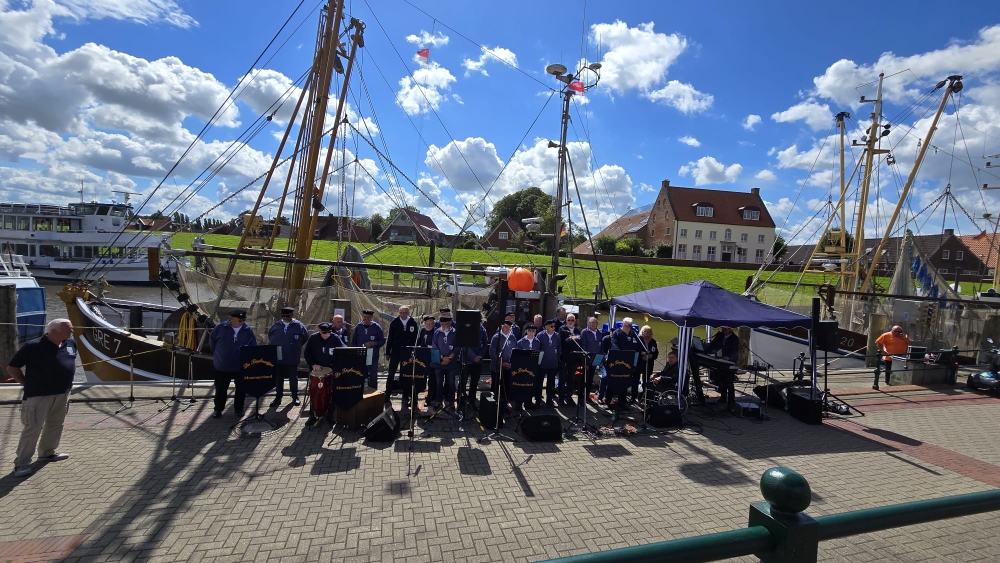 Am 07.07.2024 gemeinsamer Auftritt mit den Torfmutjes in Greetsiel.