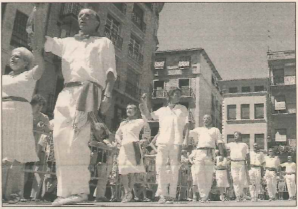 El grupo de ex danzaris ejecutó el Baile de la Era en fiestas de Estella. (Foto: Diego Echeverría)