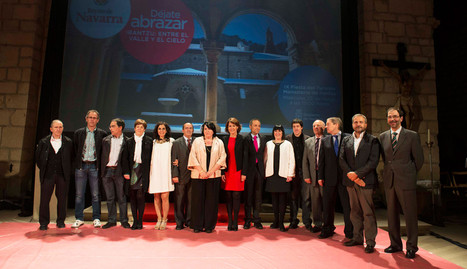 La presidenta Yolanda Barcina, junto a los galardonados y consejeros asistentes a la gala. (Foto: Gob. de Navarra)