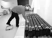 Un empleado de los cines de Estella ordena el material de la sala multiusos. (Foto: Diego Echeverría)