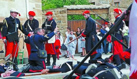 Momentos finales de la batalla de Lácar, cuando el ejército carlista se toma tras su victoria a los prisioneros liberales. (Foto: Arturo G.Rosquil/Montxo A.G.)