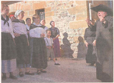 Vida cotidiana. El cura del pueblo, que representó Pedro Echávarri que también ejerció de director, charla con las mujeres del pueblo en una esena que representaba el devenir diario de aquellos días. (Foto: Montxo A.G.)