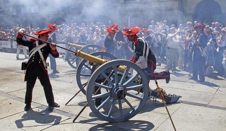 Los artilleros en acción para montar la pólvora en los cañones, una réplica exacta de los utilizados en las guerras carlistas. (Foto: Montxo A.G.)