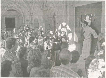 Uno de los monjes relata lo que sucedió a la biblioteca. (Foto: Montxo A.G.)