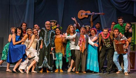 Shakespeare en Estella. Uno de los últimos ensayos antes de llevar a escena El sueño de una noche de verano tuvo lugar anteayer, martes, ya con parte del vestuario de la representación. (Foto: Montxo A.G.)