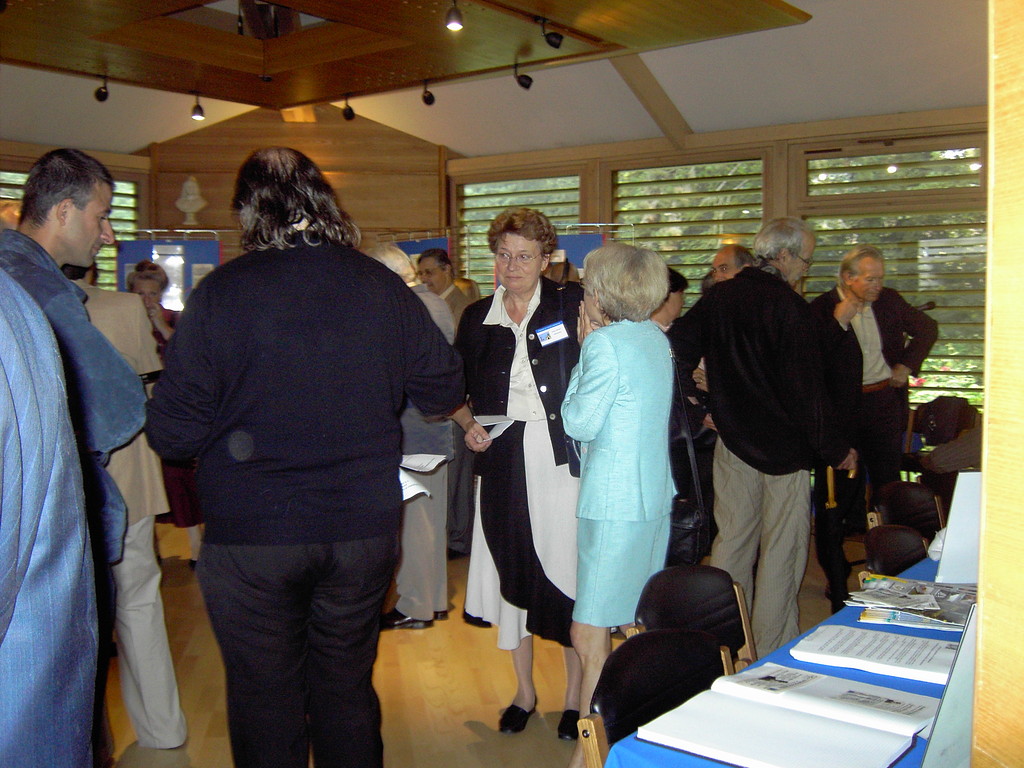 La salle d'exposition, des membres des familles et des visiteurs