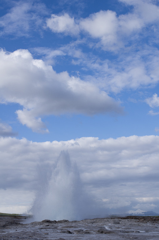 Le geyser appelé Strokkur jaillit à 15-20m  de hauteur en moyenne