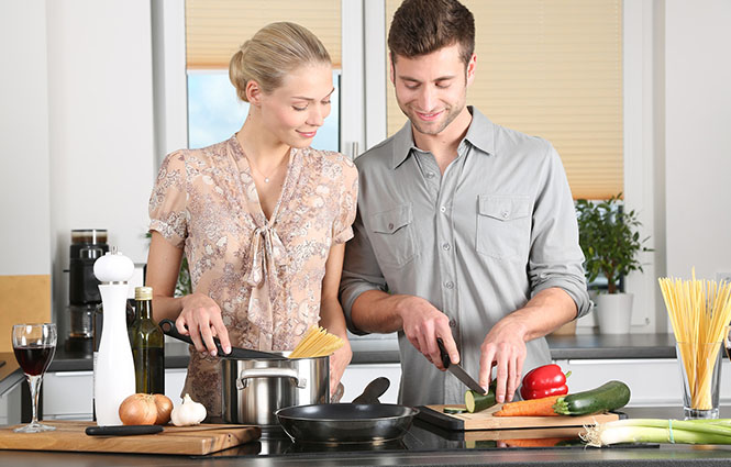Zwei Personen beim Kochen in einer Küche