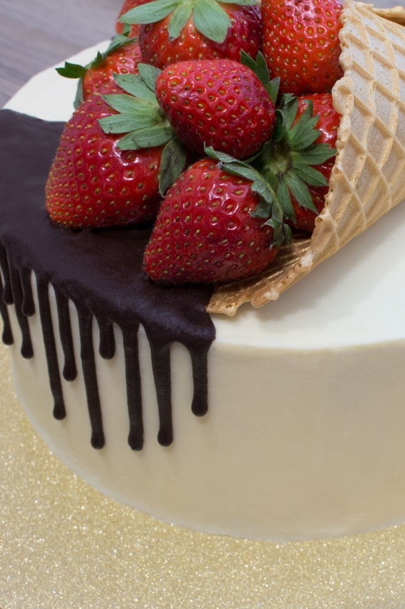 ErdbeerDripCakeTorte mit scharfer Kante II let your sweet dreams come true