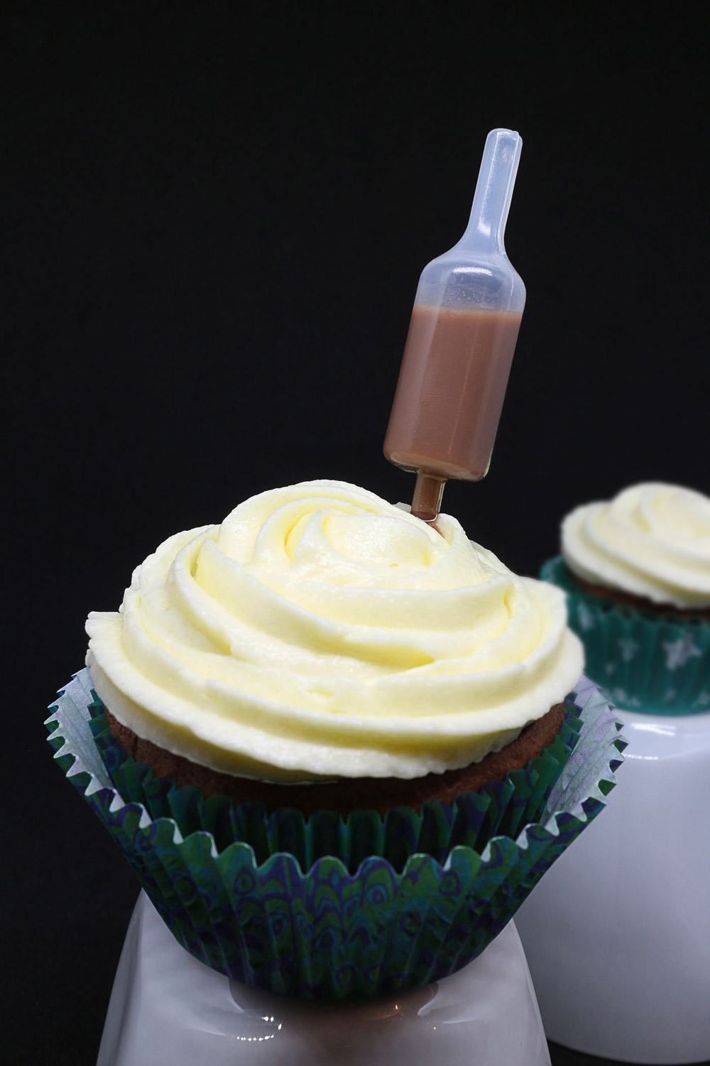 beschwipste Schokoladencupcakes mit weißer Schokoladencreme und selbstgemachtem Schokoladenlikör