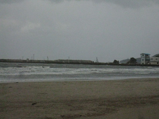 工事中だったのと荒れた天候のため、興のない風景の稲佐の浜。