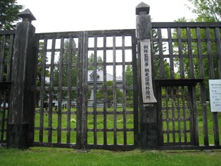  旧刑務所の門は木製。