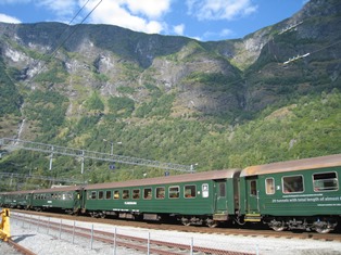 フロム駅。ソグネフィヨルドはノルウェーのフィヨルドで一番人気。途中で乗り換えて乗るフロム鉄  道は鉄道マニアには絶対的人気があるようだ。車窓からの景色がいい。