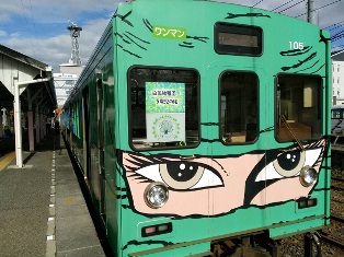 関西本線で伊賀上野に。忍者の里らしい電車。