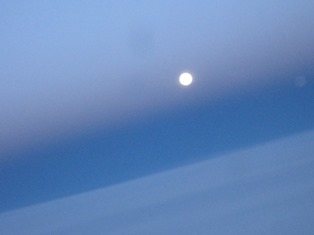 空に浮かぶ月