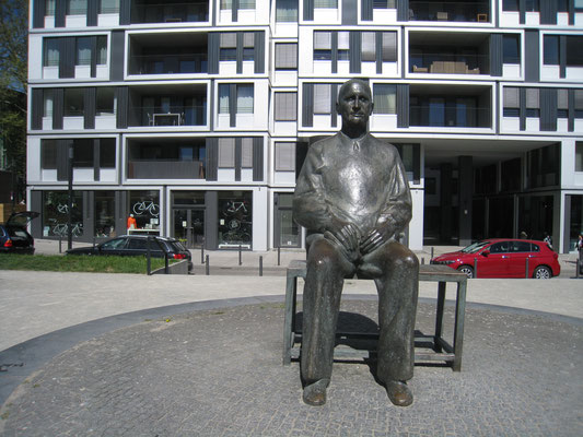 ブレヒト広場のベルトルト・ブレヒト像
