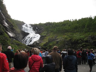 途中、滝（Kjosfossen）を見るため、５分ほど停車してくれる。