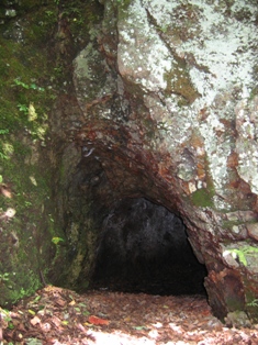 その岩屋。ドイツはアイゼナーハ近郊にある「タンホイザーとヴェーヌス」が隠れ住んだ洞窟に大変よく似ていた。