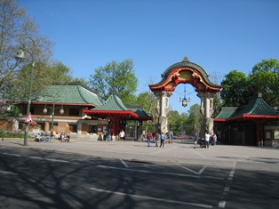 ベルリン動物園入口。すぐそばにライオン像のある入口もある。
