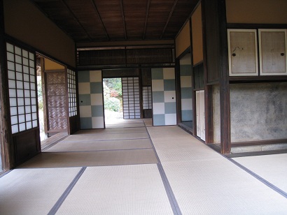 市松模様の襖がある部屋。