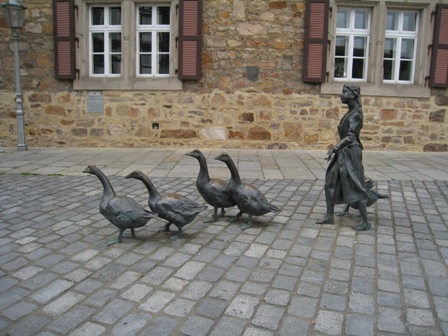 メルズンゲンの町で。ガチョウ番と豚飼いの像はドイツでよくみかける。